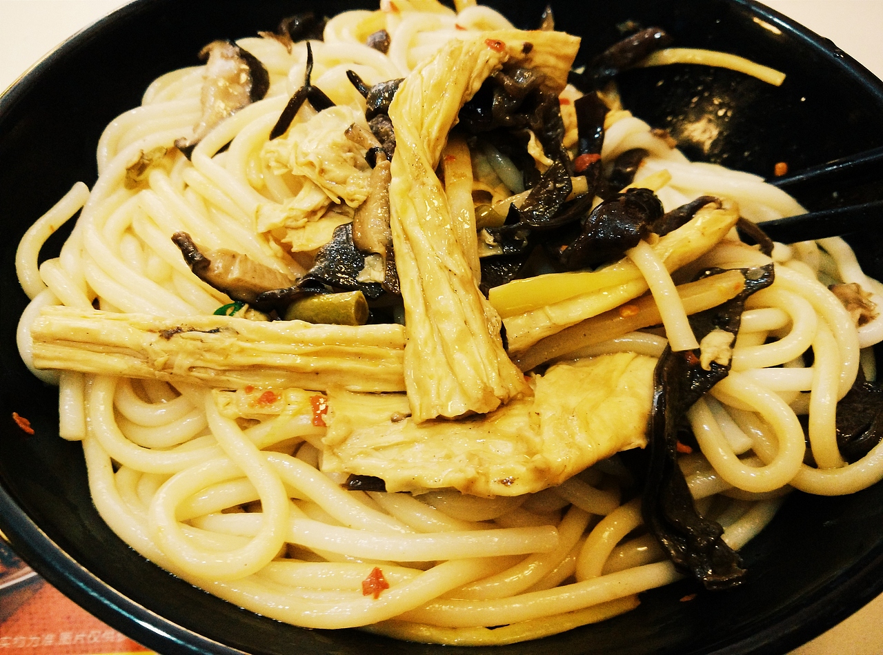 海口之旅回来后,终于找到一份工作了;这是在工作周边小餐馆和新同事一起吃的罗汉粉(12RMB好贵),老板说这是桂林米粉不像江西米粉会比较硬,我也觉得。没吃完(不是我不愿吃完,是新同事吃饭的速度太快了),有点暴殄天物的负罪感。