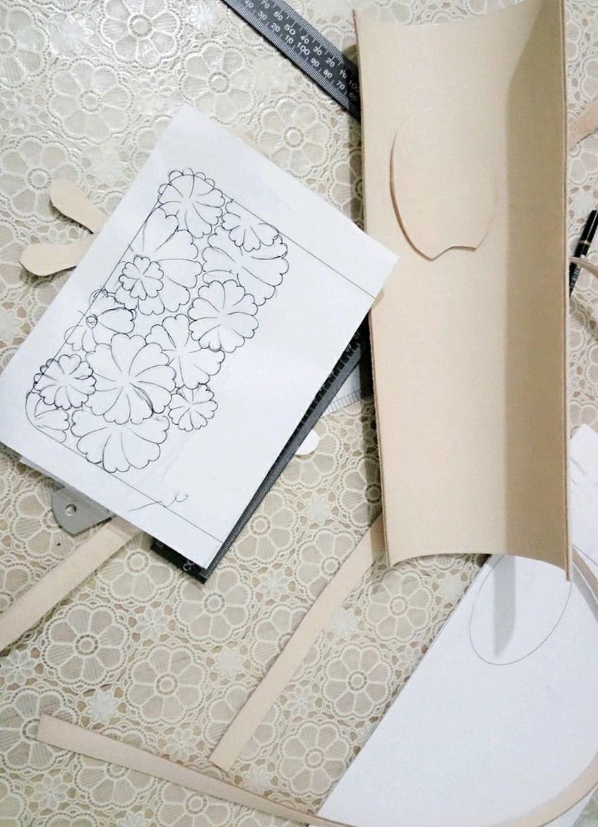 自己纯手工做的皮雕包包,雕的不是很好,哈哈哈