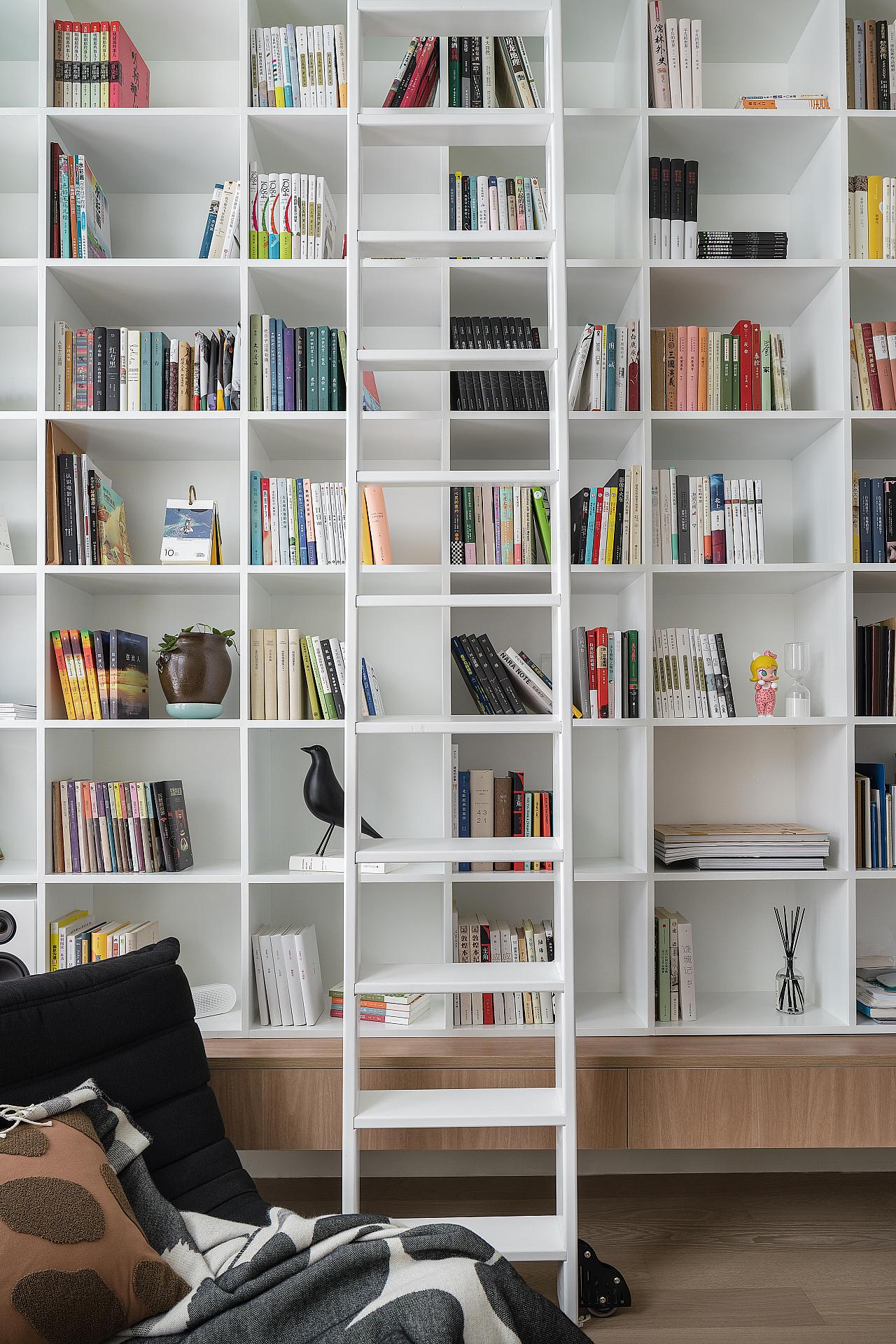 书柜与移动滑梯正面