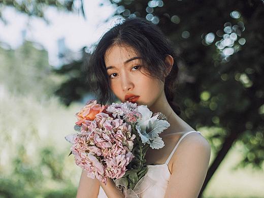 说的是花和她