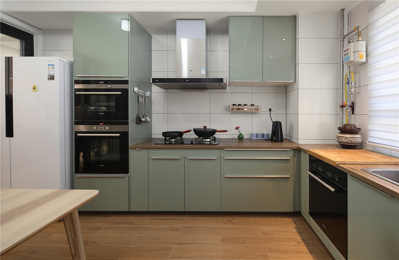 开放l字型厨房整体干干净净,让烹饪的时光很享受.