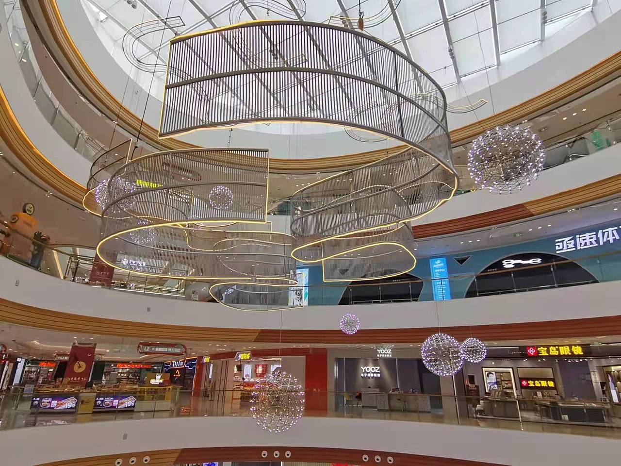 商场中庭钢结构异形飘带吊灯（图ZMjc5NDA2NzY4） - 商业空间设计 - 站酷设计师勇蜀黍原创素材 - 站酷ZCOOL