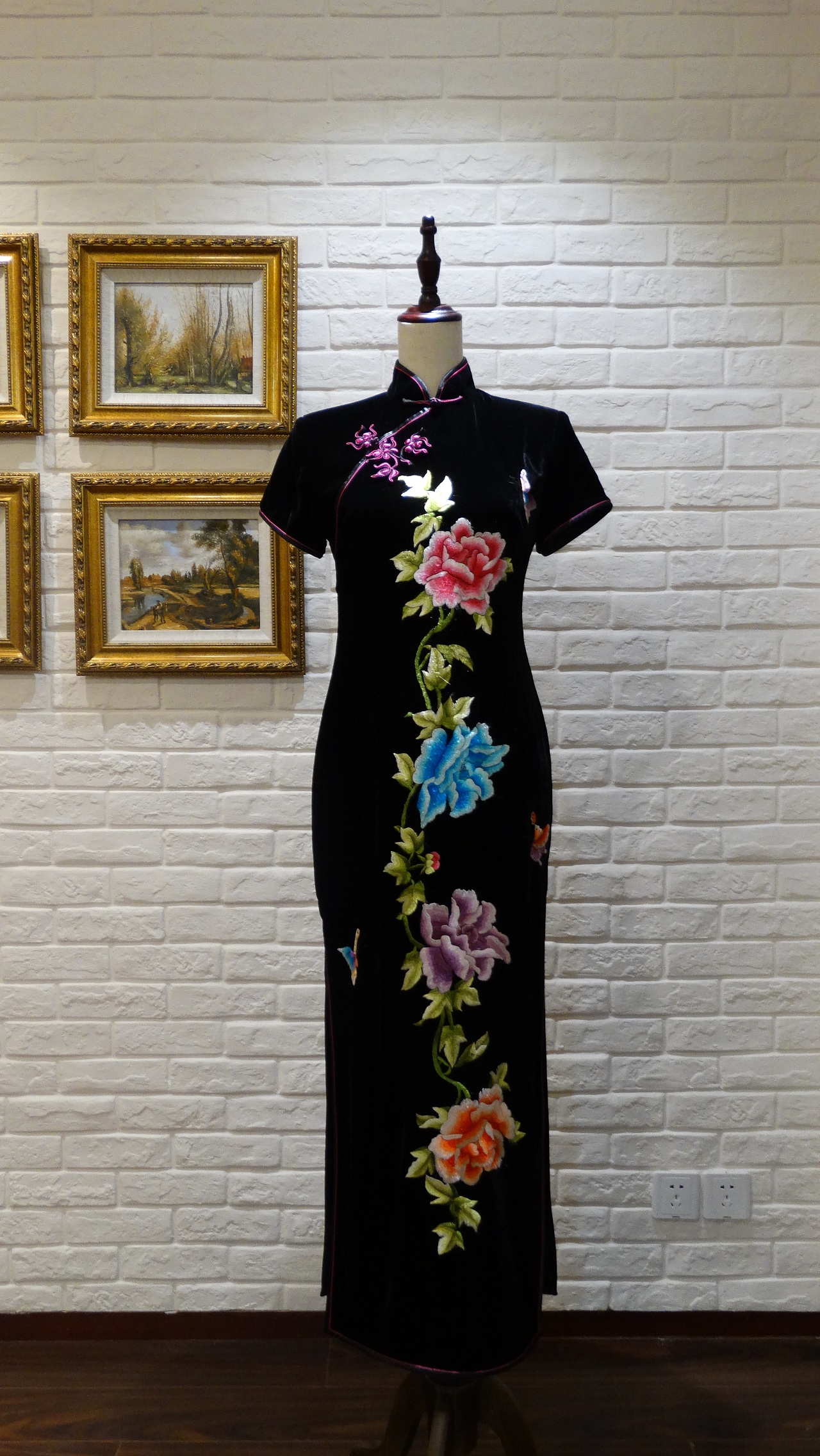 花藤 絲絨手工蘇繡旗袍（圖ZNjQ2ODU5NDg=） - 正裝/禮服 - 站酷設(shè)計(jì)師衣匠家原創(chuàng)素材 - 站酷ZCOOL