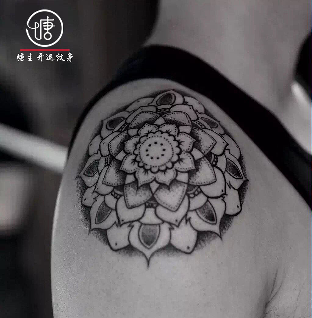 肩花纹身。曼陀罗纹身、几何纹身、点刺纹身、小图纹身、线条纹身、小清新纹身、个性纹身图案、塘主开运纹身