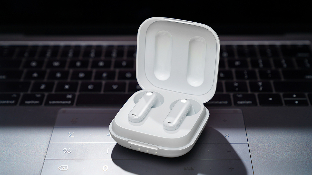 为了使翻译更加准确,Edge 耳塞使用智能降噪功能过滤掉令人分心的背景噪音。确保您的信息不会被摩托车交通和敲击笔弄脏。因此,当您发言表达您的想法时,用户的信息会响亮而清晰。