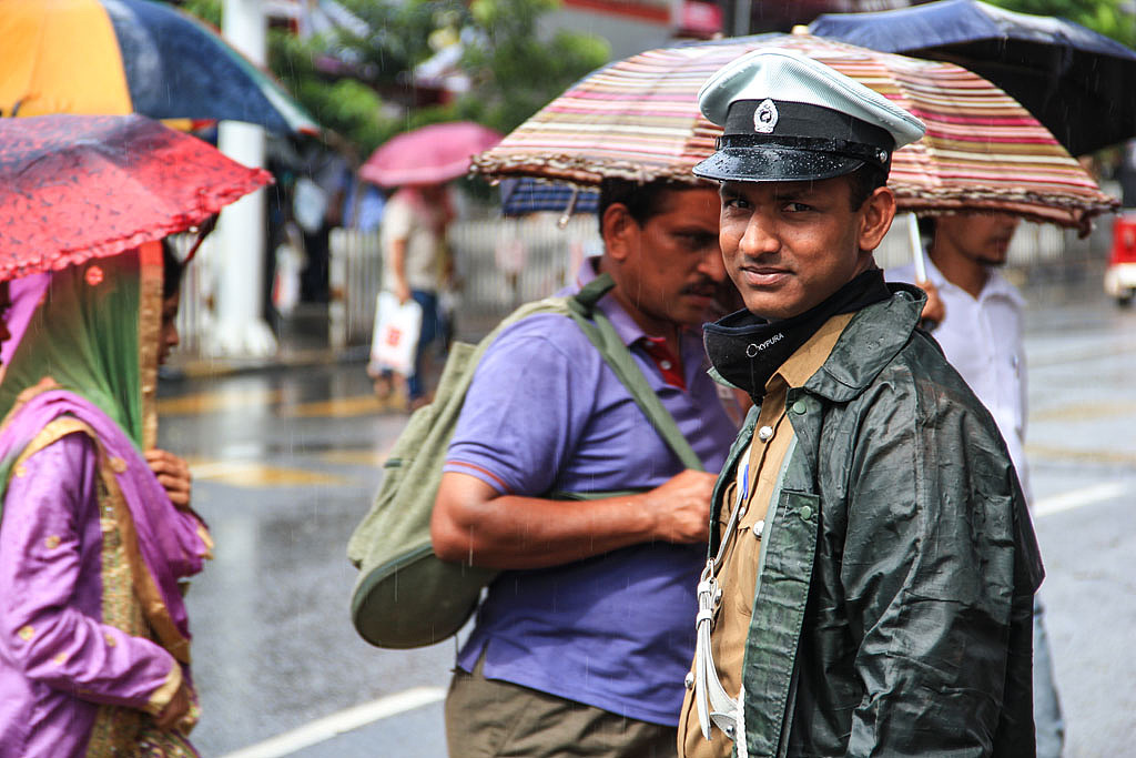斯里兰卡/康提/雨中忙碌的交警