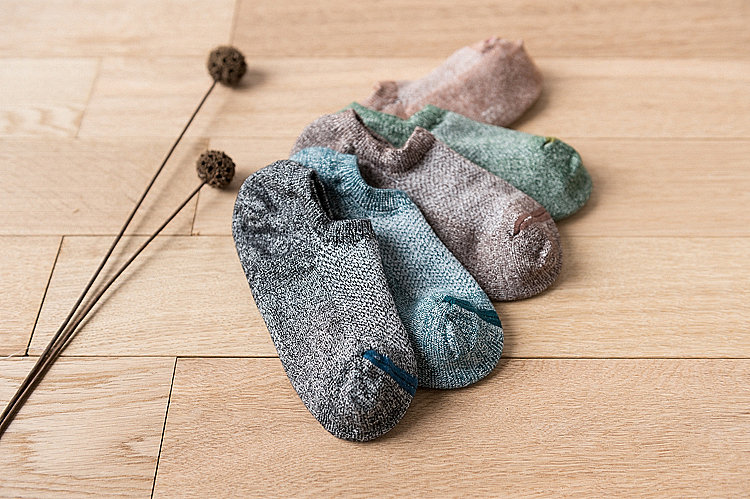 看腻了白背景吗?来一组木板拍摄的男袜。