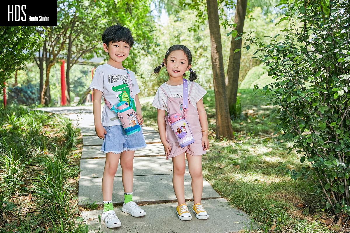 儿童水壶外景模特拍摄（图ZMTYxNDE4ODMy） - 人像摄影 - 站酷设计师HDS灰度电商原创素材 - 站酷ZCOOL