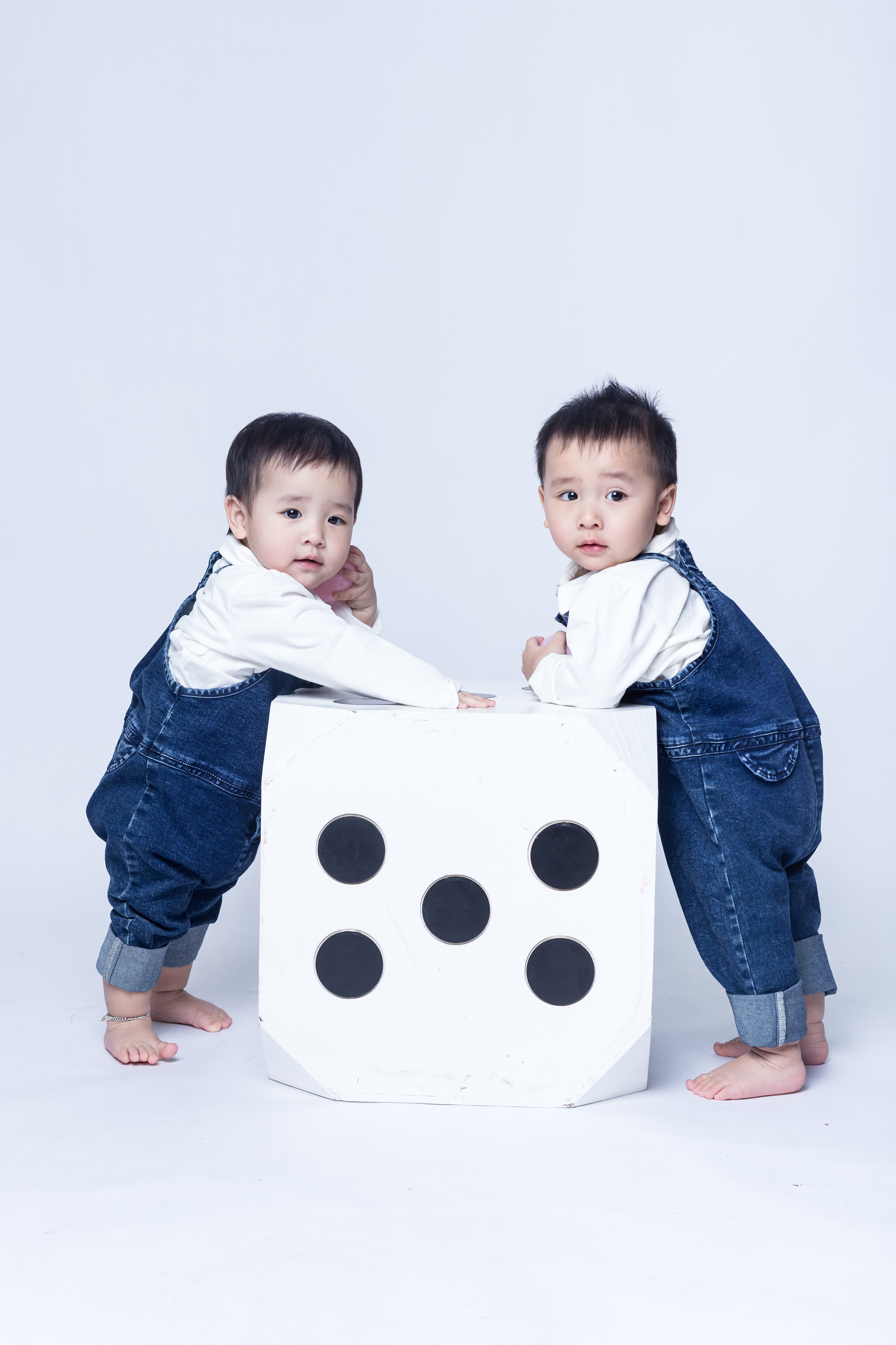 双胞胎男孩儿童摄影