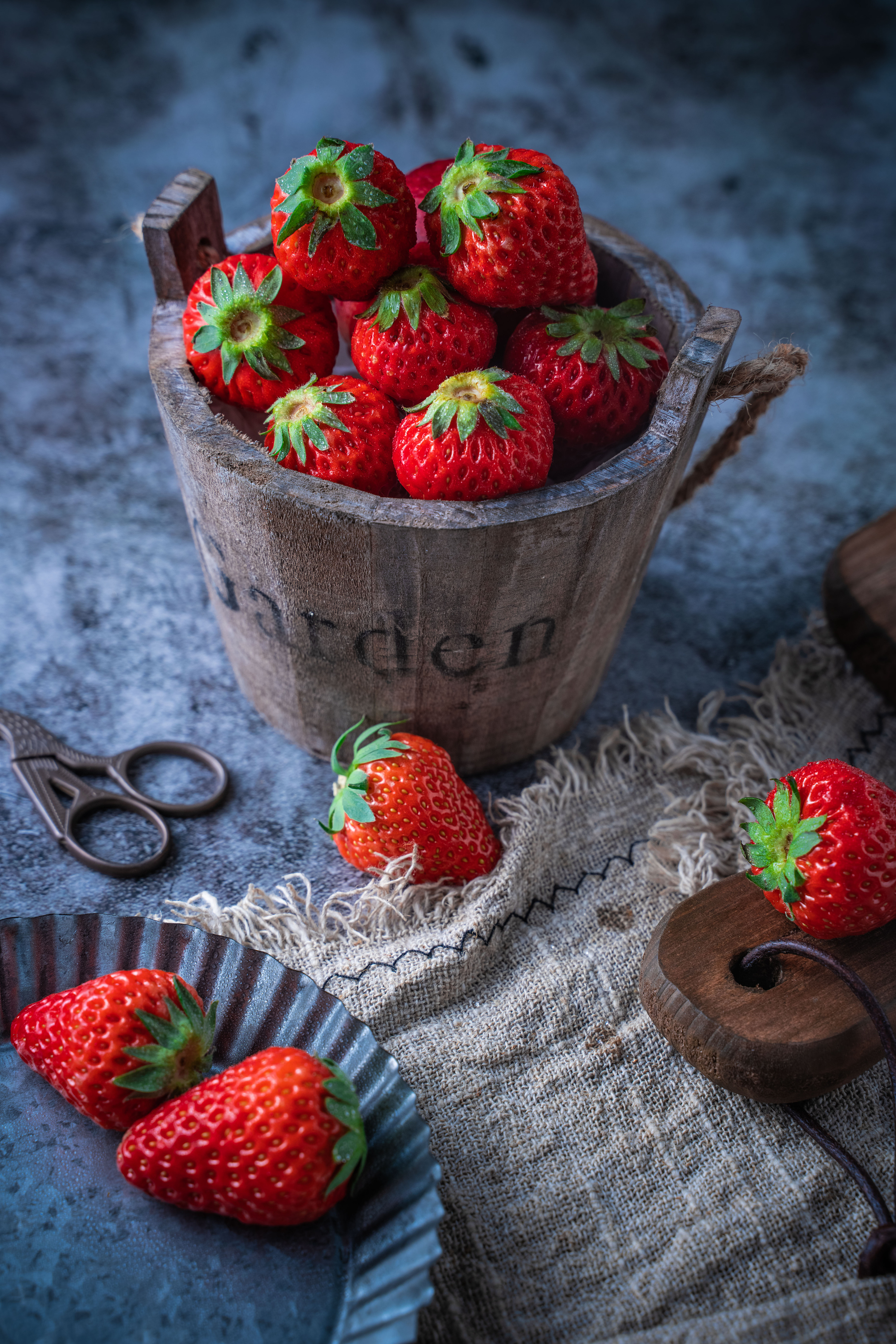 草莓(暗调)|摄影|静物|gento - 原创作品 - 站酷 (zcool)