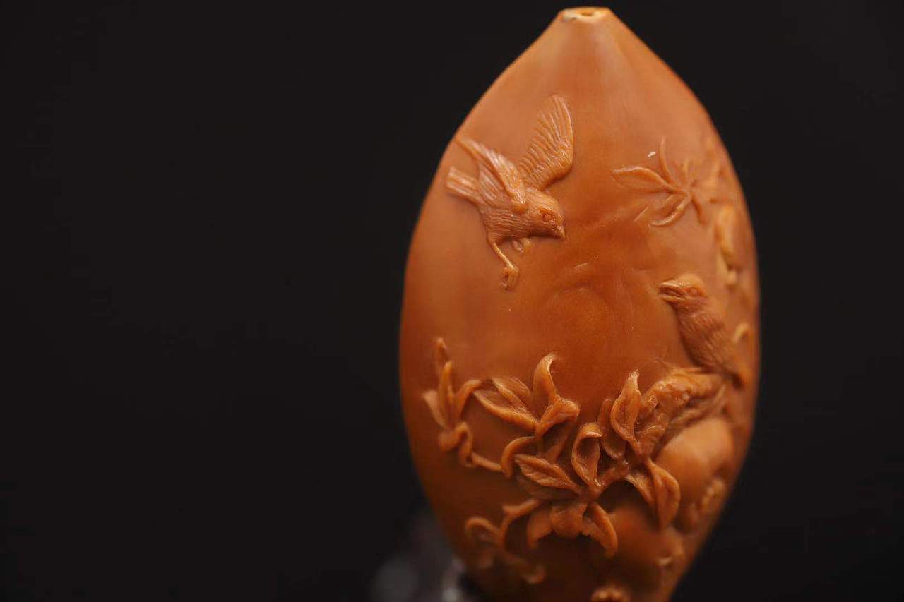 橄榄核核雕花鸟麻雀唤食图