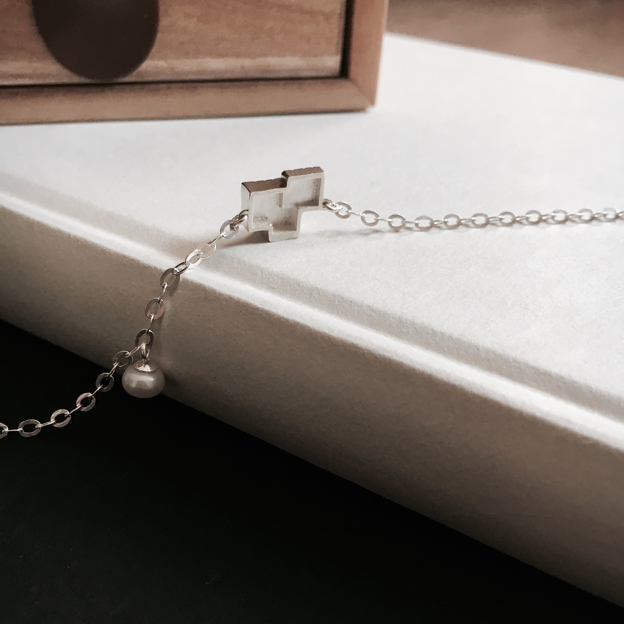 【年轮】耳饰
重量:4.2g左右<br>尺寸:11*16mm(包含珍珠) <br>材质:S925纯银,淡水珍珠(5.5m)