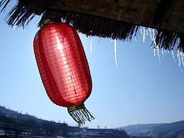 日暮苍山远，天寒白屋贫。柴门闻犬吠，风雪夜归人。