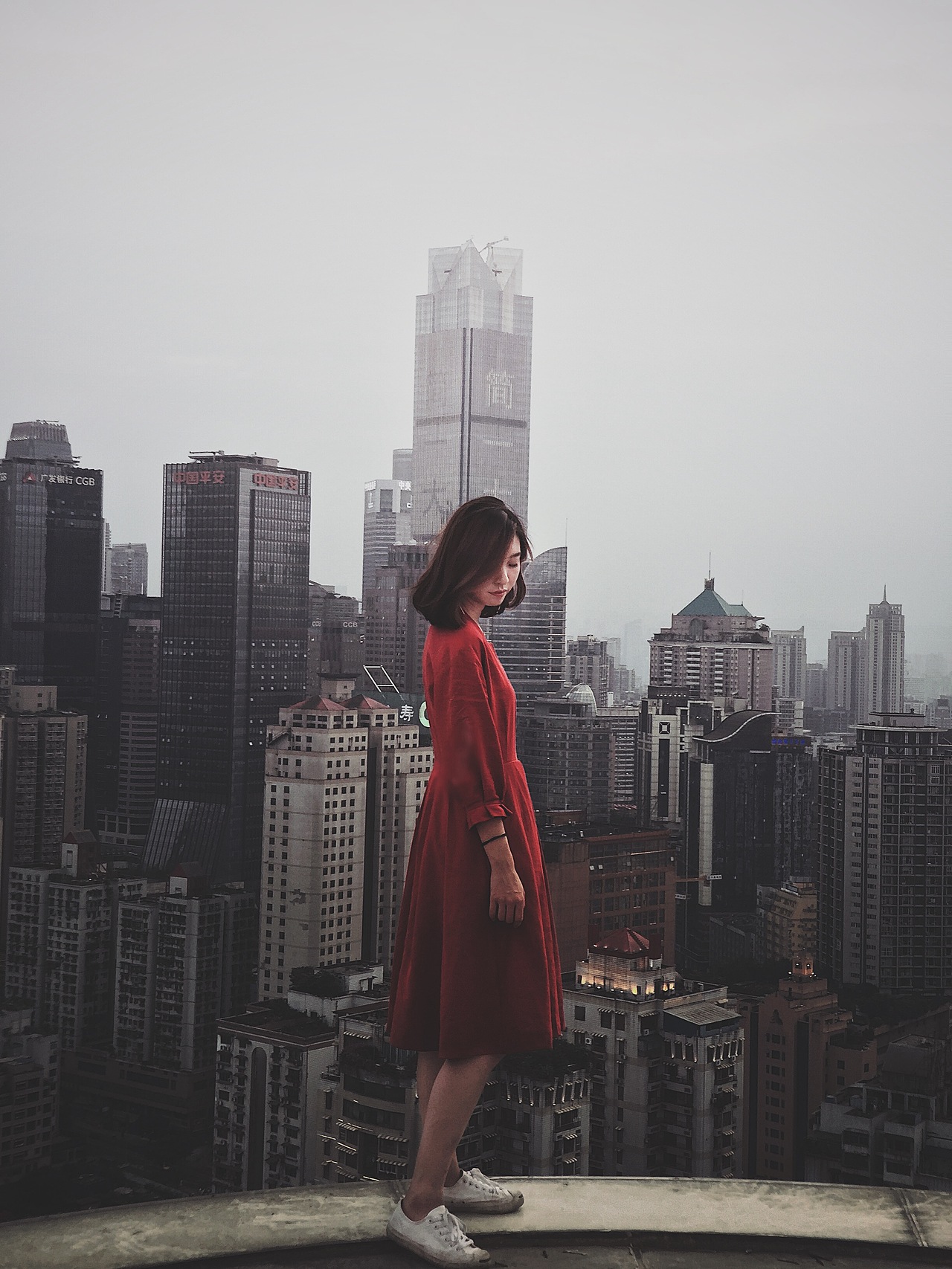 红衣少女回眸望夕阳下的你红灯