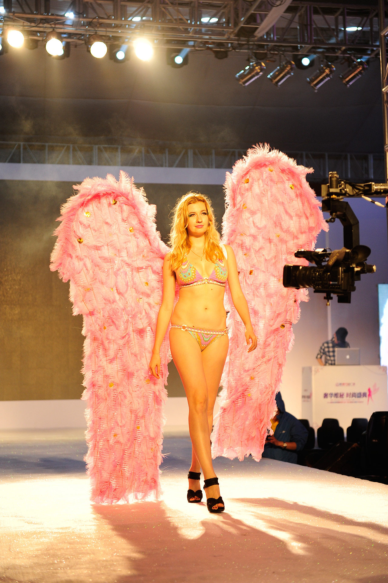 蚌埠万达广场&奢华维秘 时尚盛典（图ZMTAyMzQ4NTY=） - 人像摄影 - 站酷设计师捌零映像原创素材 - 站酷ZCOOL