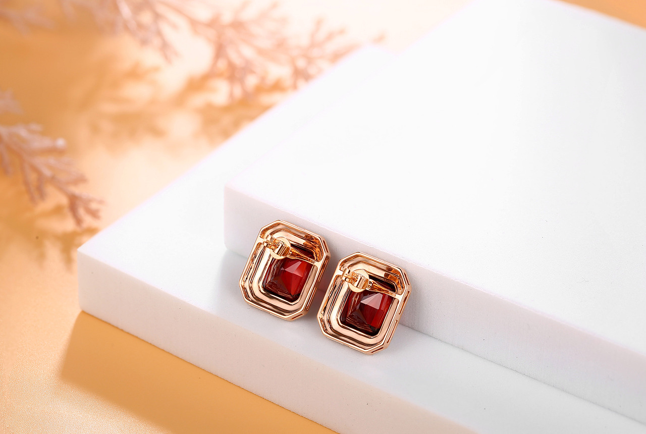 18K金红宝石耳钉（图ZMjE3MDEzMzky） - 产品摄影 - 站酷设计师随影舞动原创素材 - 站酷ZCOOL