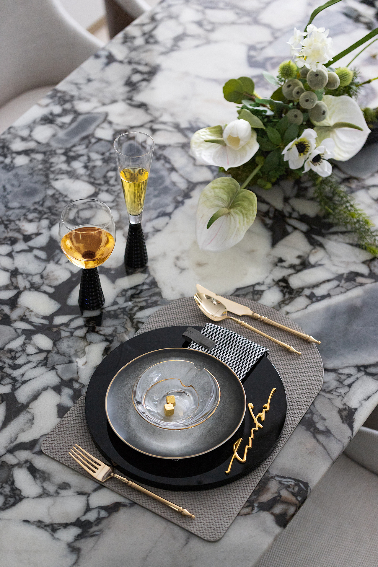 在空间沉稳和谐之余,融入恰当比例的大理石,艺术气韵随之流出,加以点睛,悠然自在,谱写当代人文豪宅篇章。