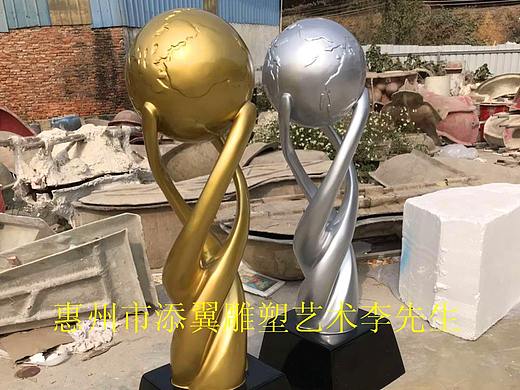 祝贺女足获得足球冠军杯造型雕塑大型玻璃钢足球雕像