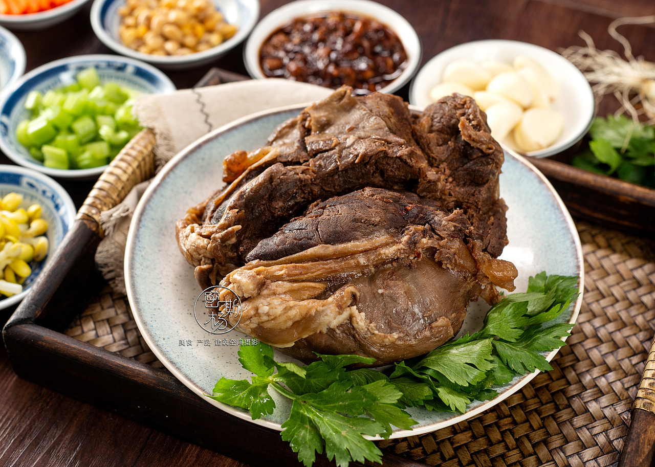 炸酱面配卤牛肉？讨喜~~再配个什么汤呢（图ZMTUwNjc4NDUy） - 产品摄影 - 站酷设计师密斯杨摄影原创素材 - 站酷ZCOOL