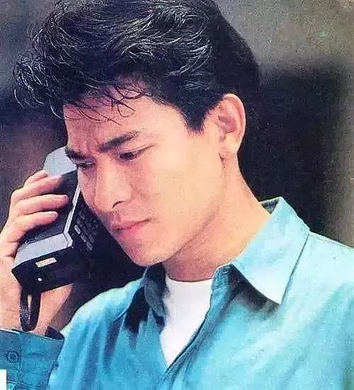 1987年“大哥大”进入中国。“大哥大”源于粤港人称呼帮会头目之谐语,在香港一些警匪片中,黑社会资格较老的成员一般称为“大哥”,而头头、老板之类则称为“大哥大”。由于这些“大哥大”常手拿“移动电话”在屏幕上出现,所以人们便把“移动电话”叫做“大哥大”。