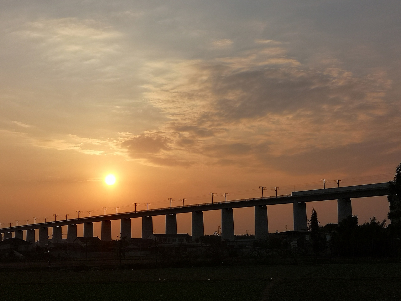 像胶片边一样的高铁桥