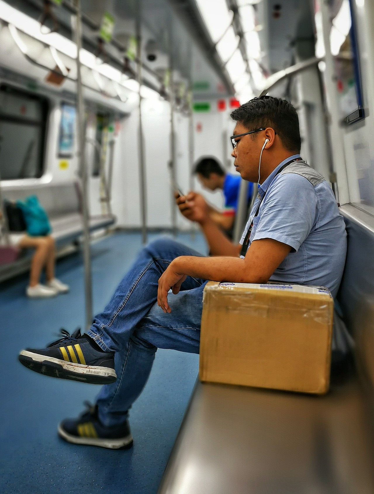 地铁上的低头一族|摄影|人像摄影|w王锐_原创作品-站酷zcool