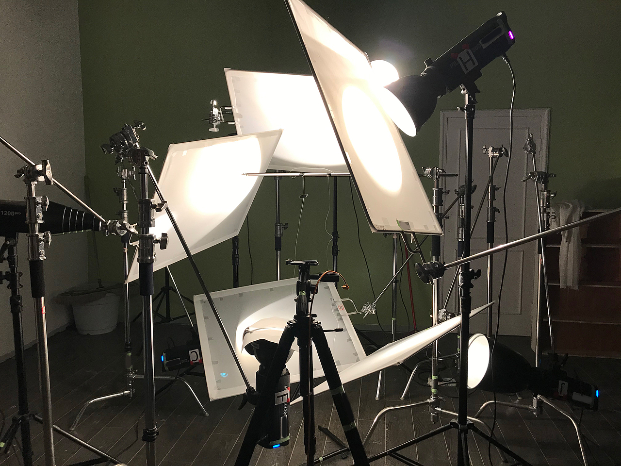 頸部按摩儀（圖ZMjU0Mjc3MTg4） - 產(chǎn)品攝影 - 站酷設(shè)計師商業(yè)攝影師阿鋒原創(chuàng)素材 - 站酷ZCOOL