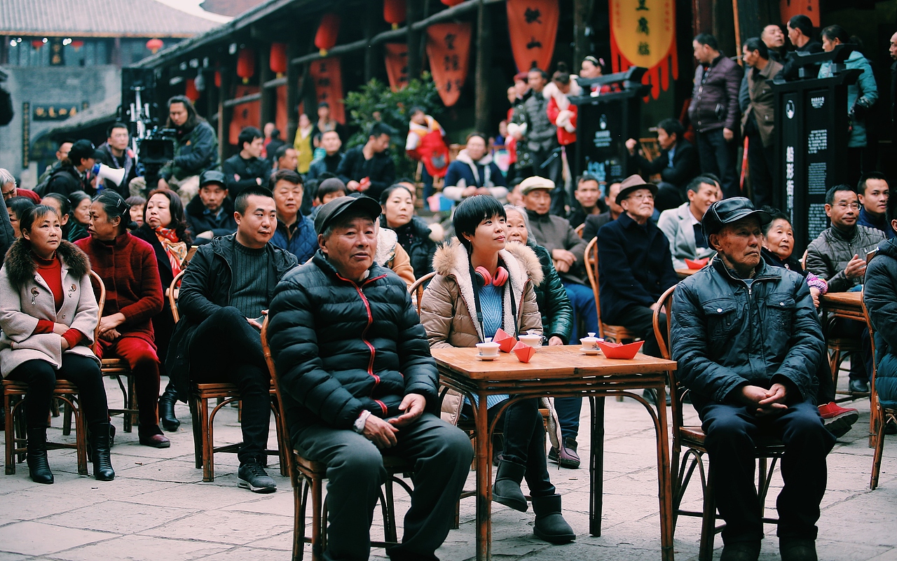 台上是戏者,台下是看客。