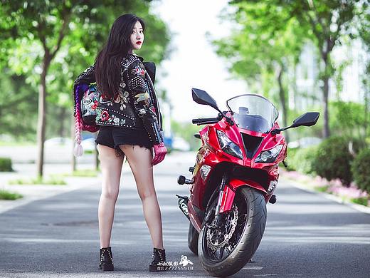 跨在机车上急速骑行，听城市的风。 