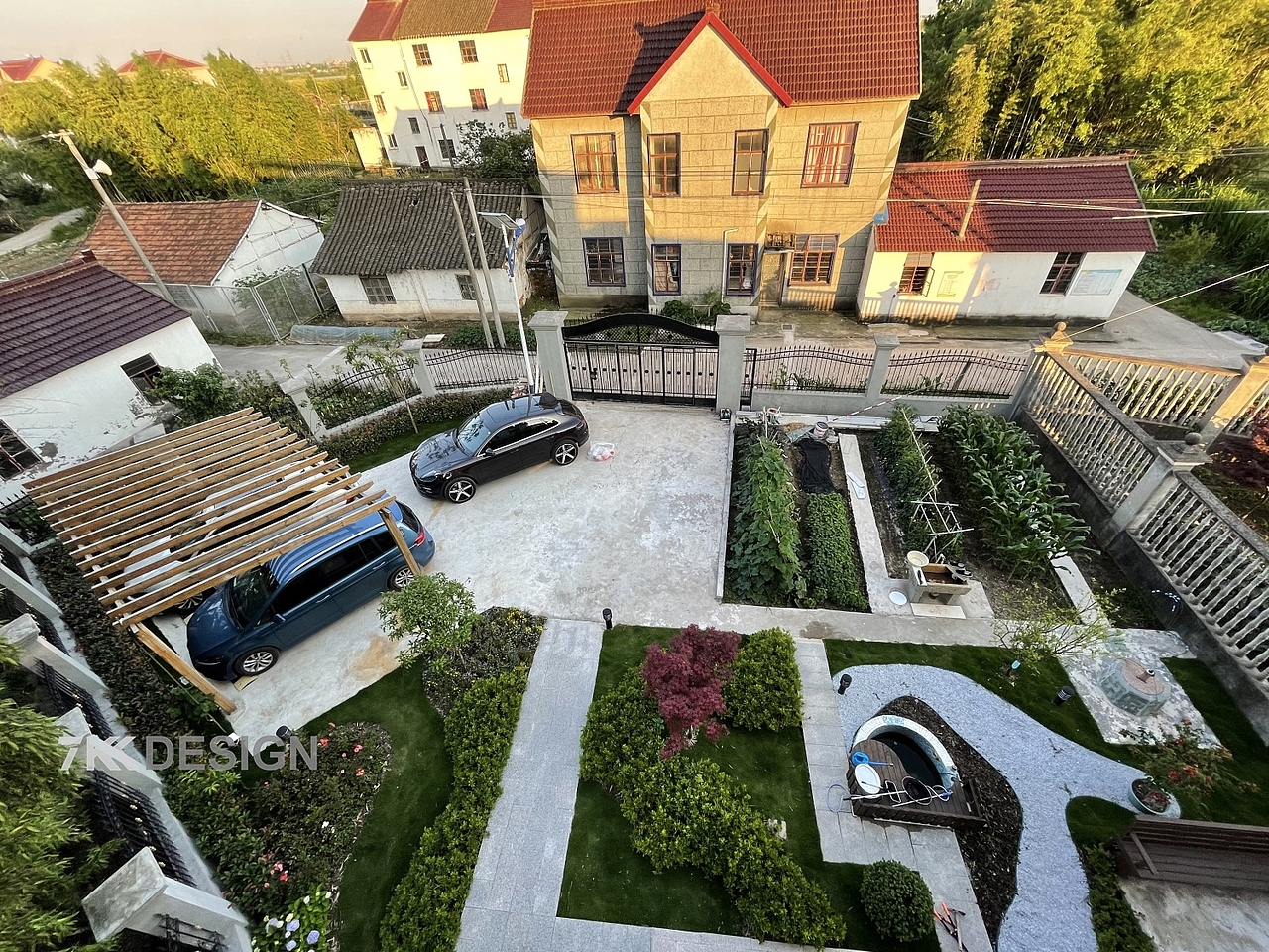 拥有门前庭院，种着瓜果蔬菜，一家人过着悠闲自在的幸福生活，实属令人羡慕。大概就是陶渊明笔下“采菊东篱下，悠然见南山”的样子了。远离城市的喧嚣，寻找田园生活的那份朴素和宁静。清晨起来的时候，坐在窗边看着太阳升起，望着窗外万物复苏的景象，一切都显得十分美好。