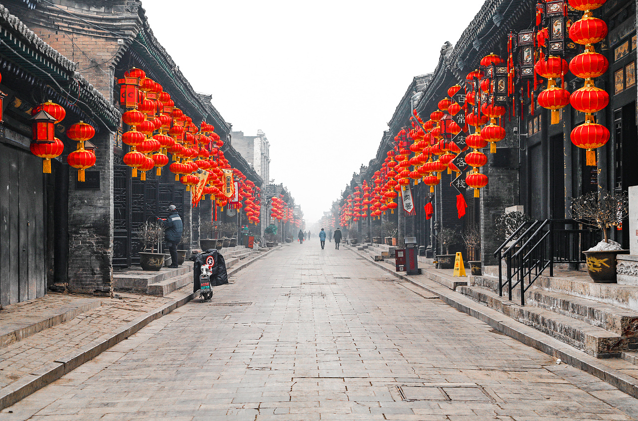 早上起了个大早,为了感受一下平遥的早餐,小米粥和花卷的传统搭配,还有莜面碗托和土豆丝的配菜,非常解饿!吃了三个花卷,基本中午都不用吃饭了。
这条是古城的西大街,大街两边基本都是商铺,大部分都是一些饭馆,大街上也基本没什么人,快过年的缘故,商铺前都挂上了红灯笼,古城的环境保护的挺不错的,街上基本没什么垃圾和杂物。<br>
