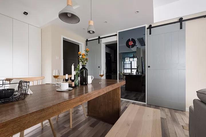 藕粉色真的很好看,小户型把书房和餐厅结合起来也实用