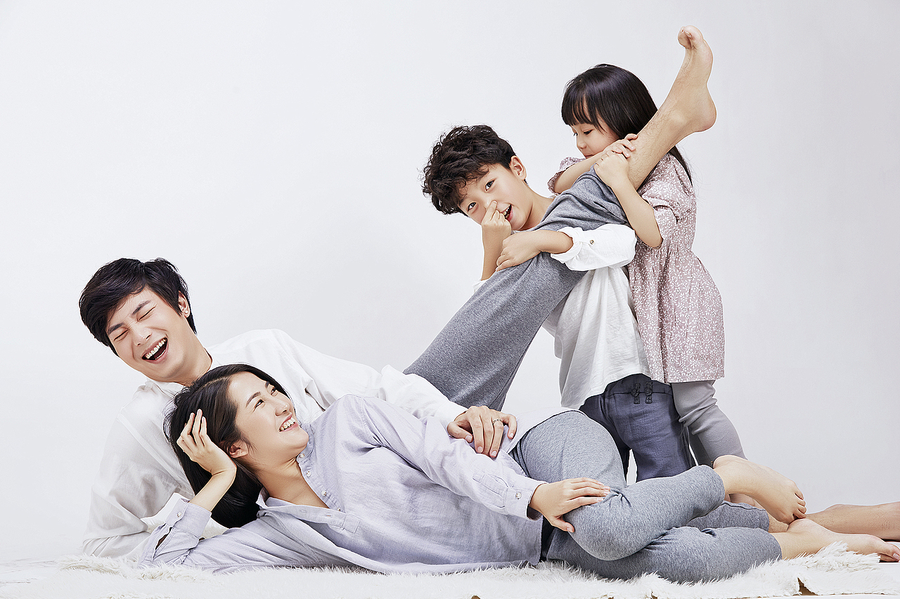 简约纯色温馨亲子照