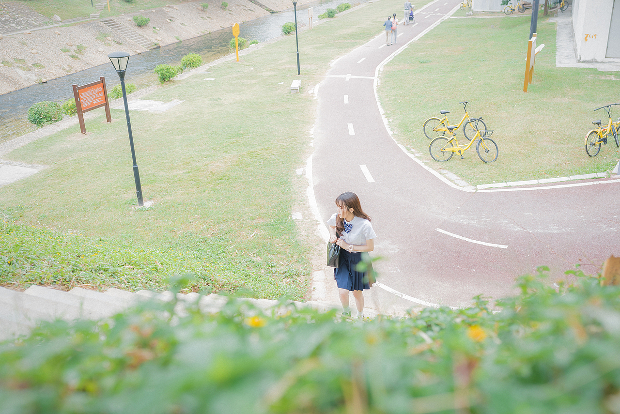 轻风吹拂 少女冲鸭٩(ˊᗜˋ*)و（图ZMTM5ODcxNjY4） - 人像摄影 - 站酷设计师是哒哒鸭原创素材 - 站酷ZCOOL
