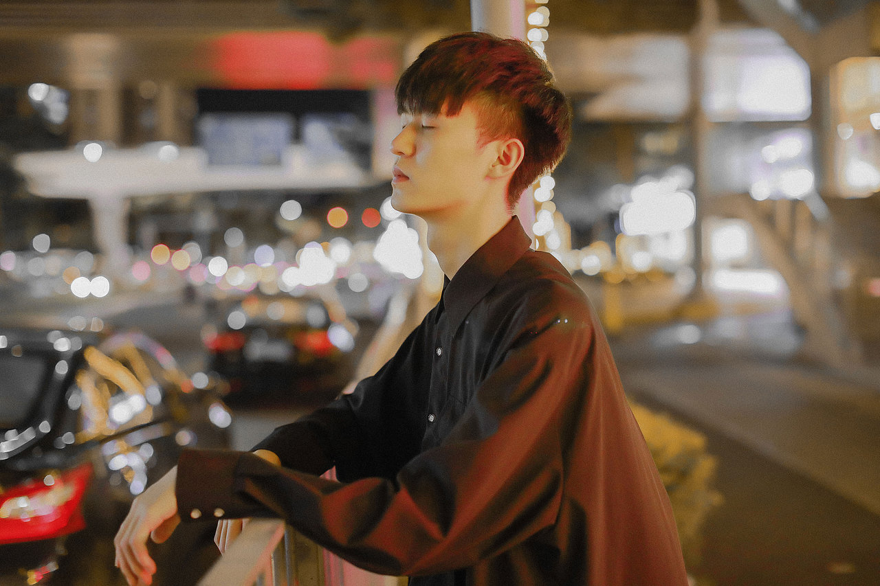 一组男生夜景人像