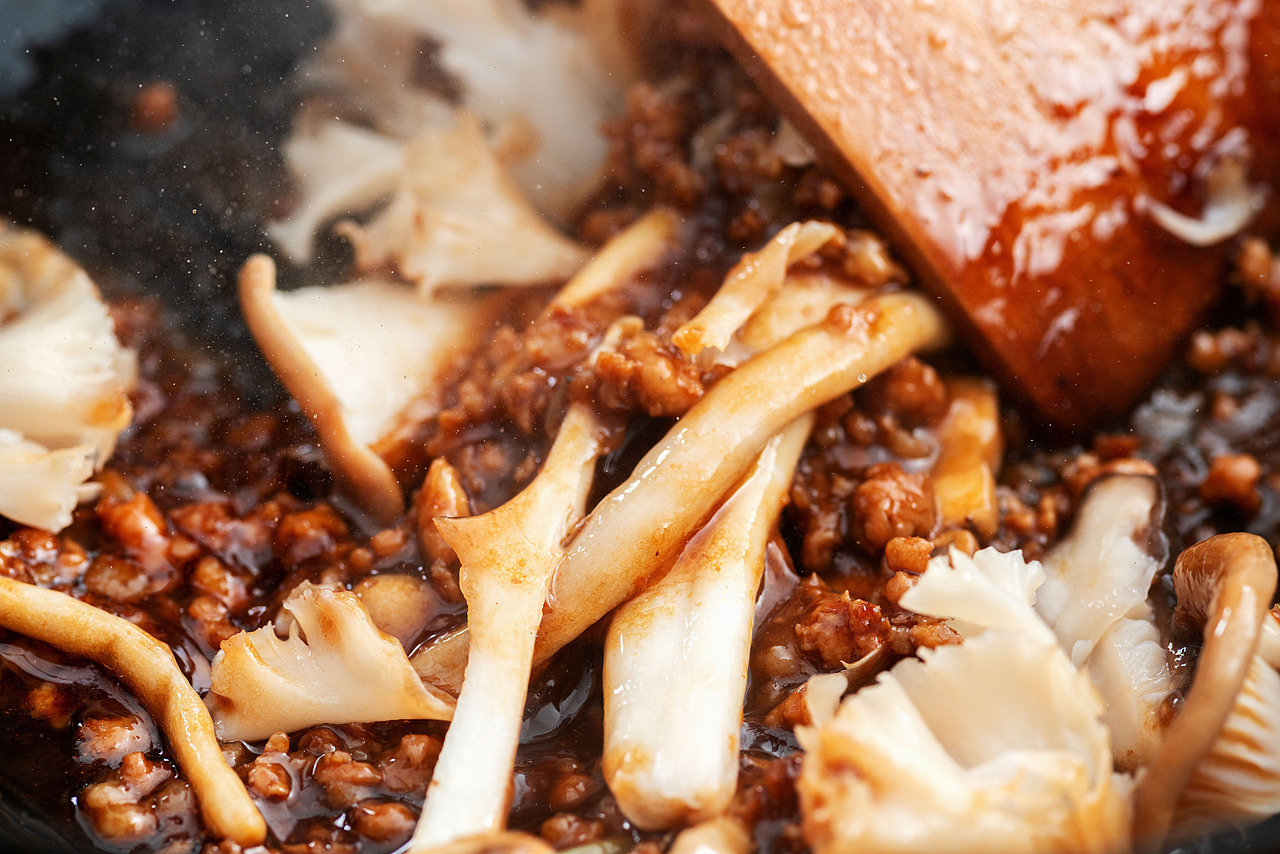 中饭做一碗菌菇煲仔饭