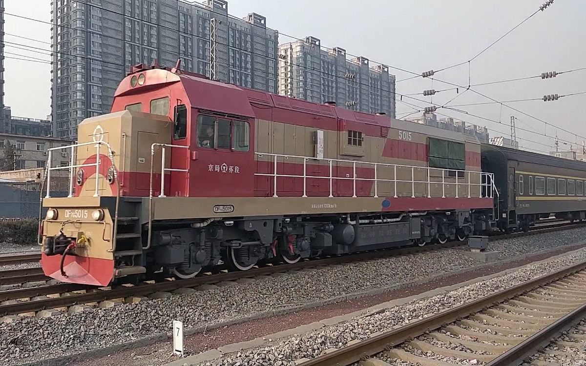 根据调车机车作业特点,东风7g型机车采用外走廊结构的车架承载罩式