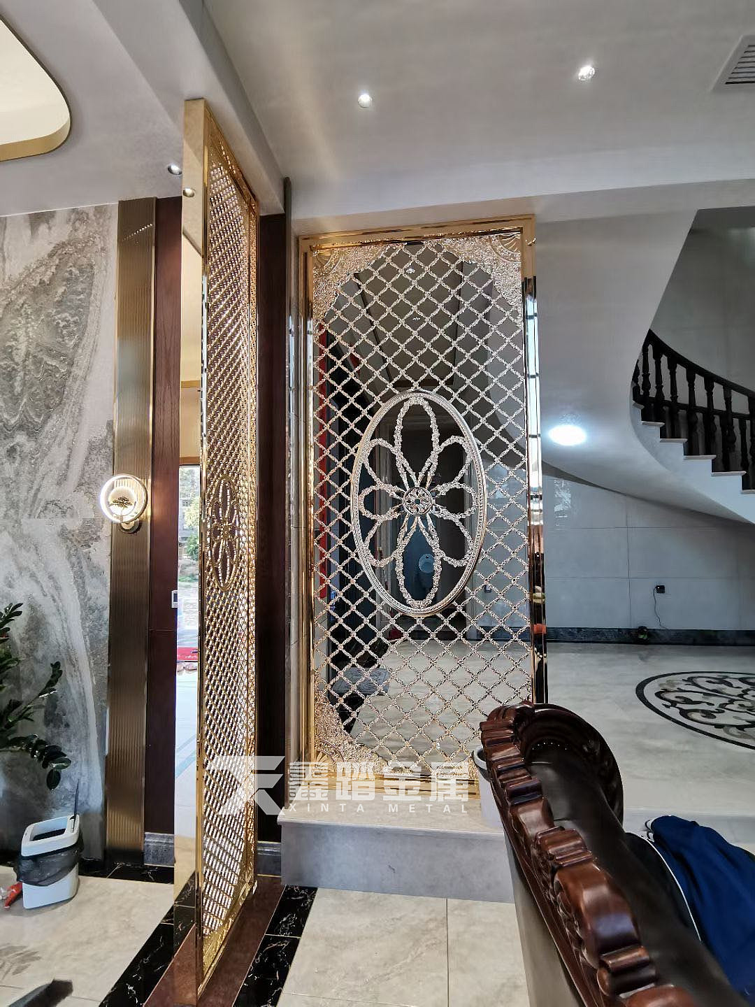 豪华霸气的K金铝雕屏风 玄关欧式铝板雕刻镂空隔断