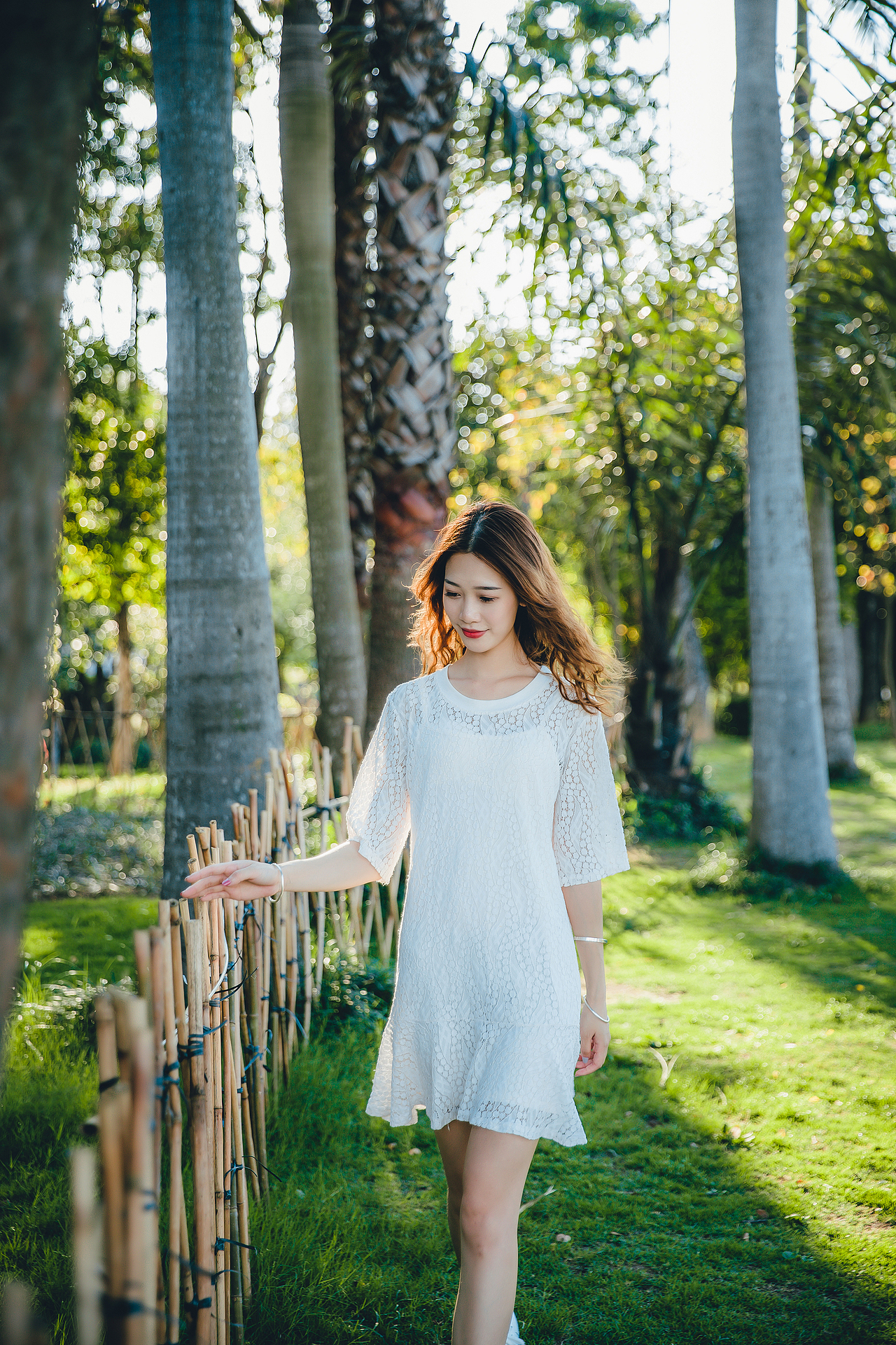 人像摄影:游乐场少女,阳光、草地、摩天轮、旋转木马