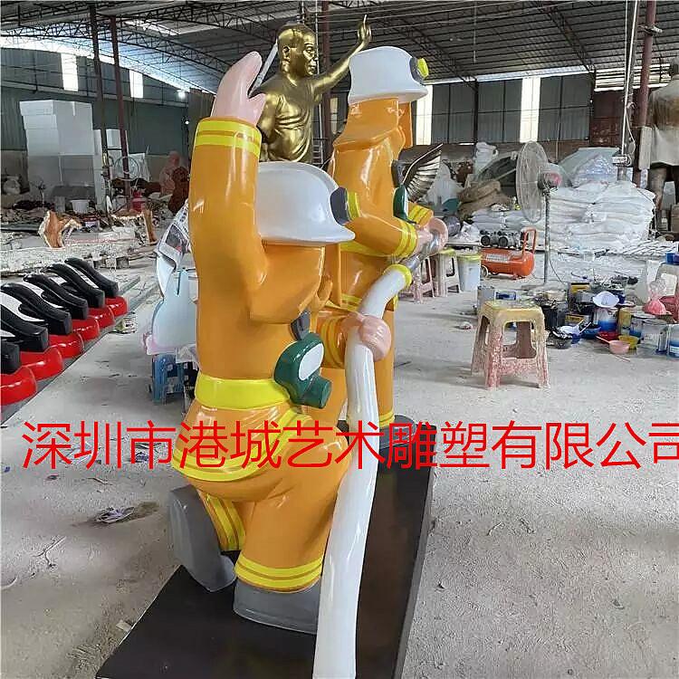 广场公园网红打卡点拍照镂空消防员玻璃钢人雕像哪家好