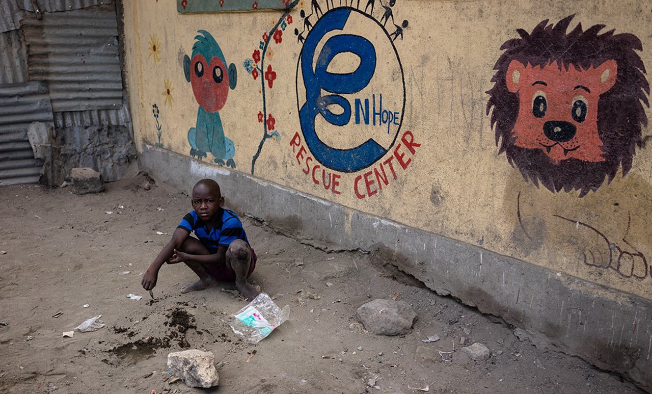 80后熟悉的玩泥巴,一样是这里的孩子最爱的玩具。