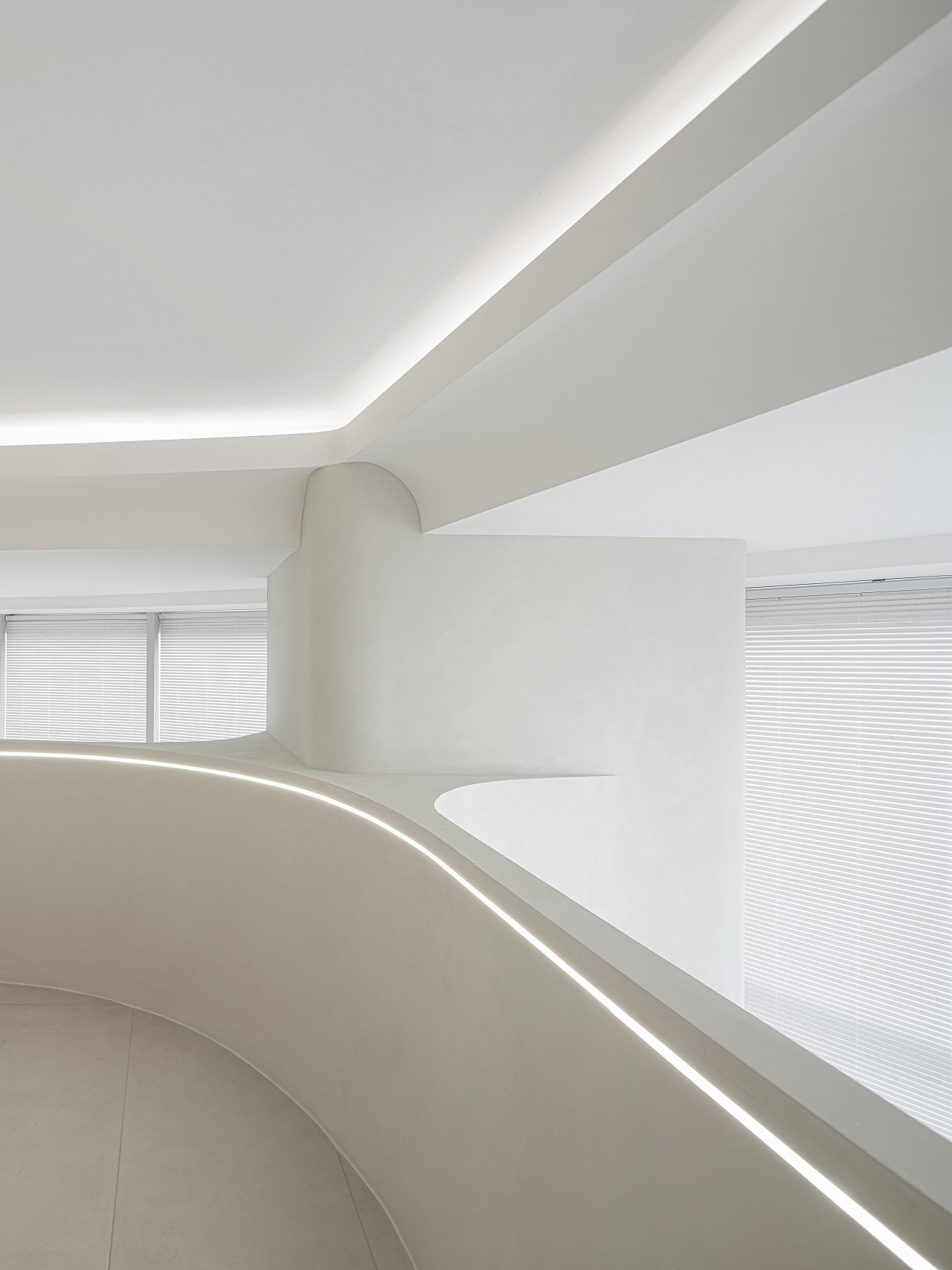 让建筑空间形态结构与建筑本身产生共鸣。利用曲面形态重组空间分区,模糊了空间分割感,也更具有融入感和流动感。