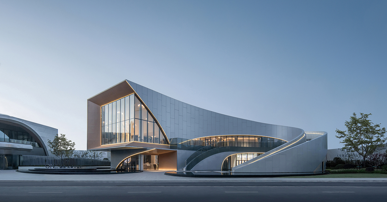 拥有比例美学的流动弧线蜿蜒至与天色相接,以强烈视觉识别性与未来相连。