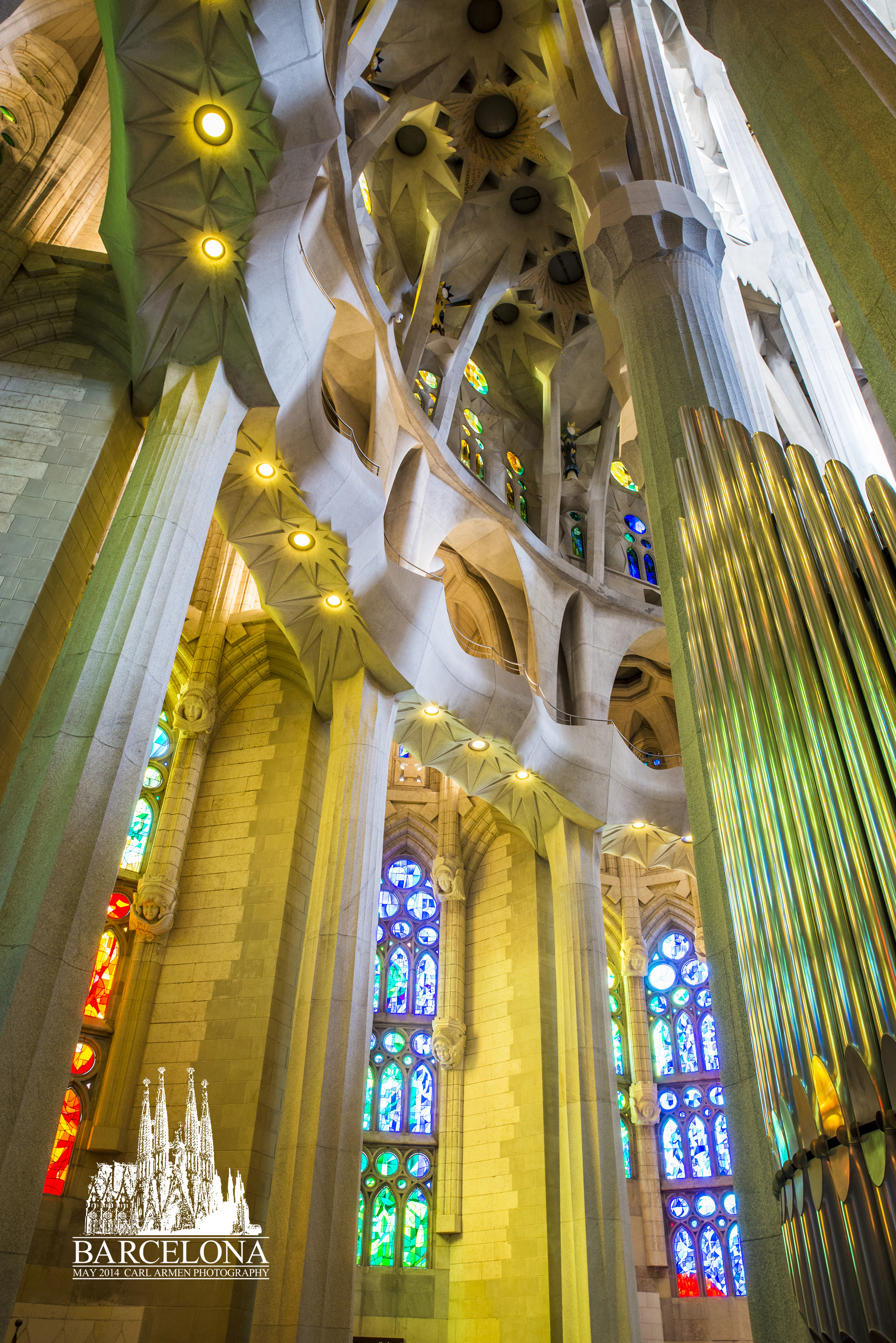 高迪最伟大的建筑，巴塞罗那的圣家堂，绚烂夺目的彩绘玻璃窗|高迪|圣家堂|玻璃窗_新浪新闻