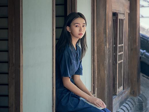 眼眸中的柔软，与少女的裙摆，一同飘进山脚的海.