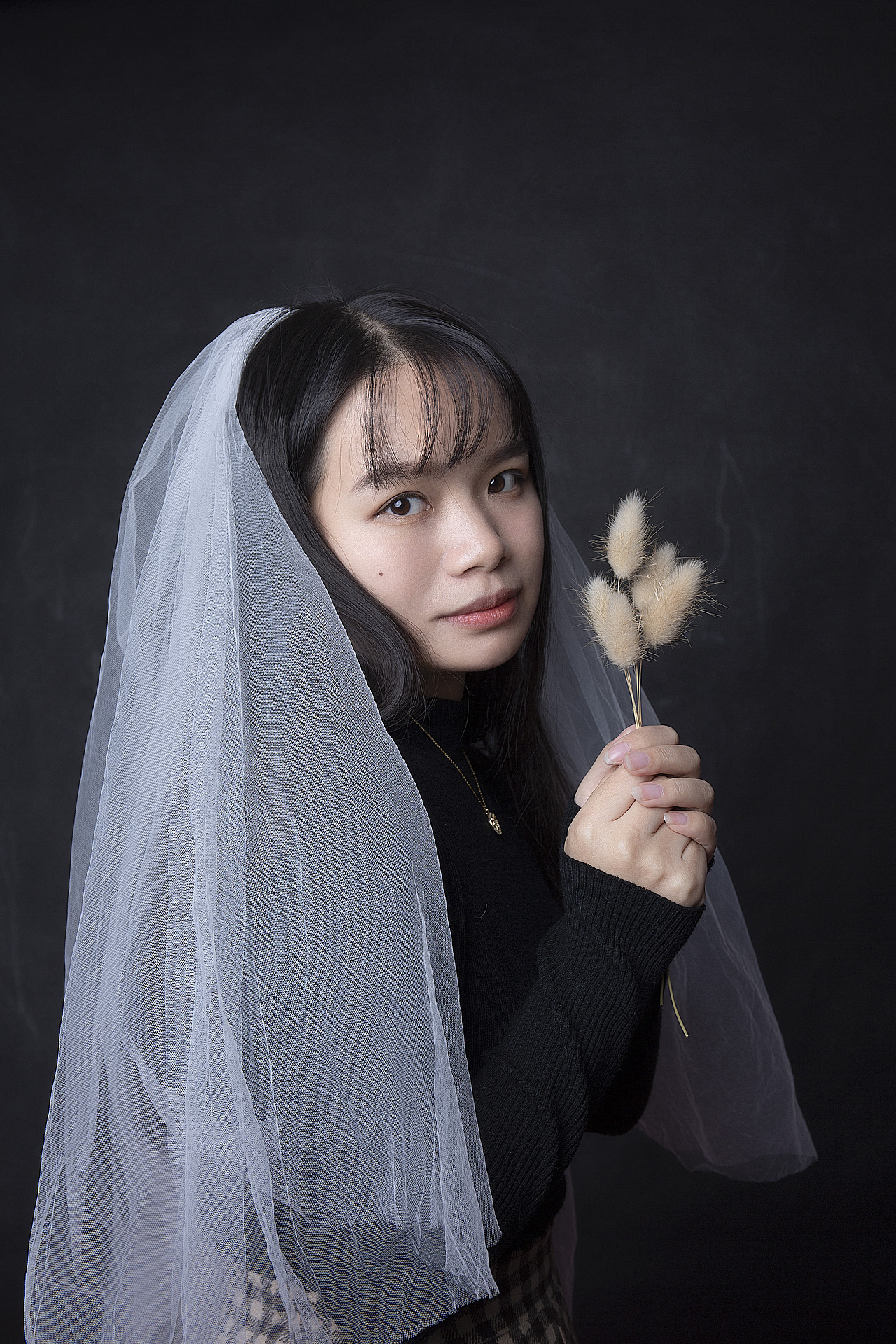 美少女头纱黑背景文艺照