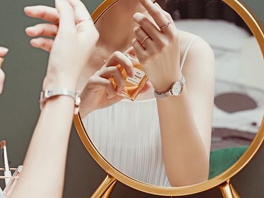 Bering手表的一组手摸场景图