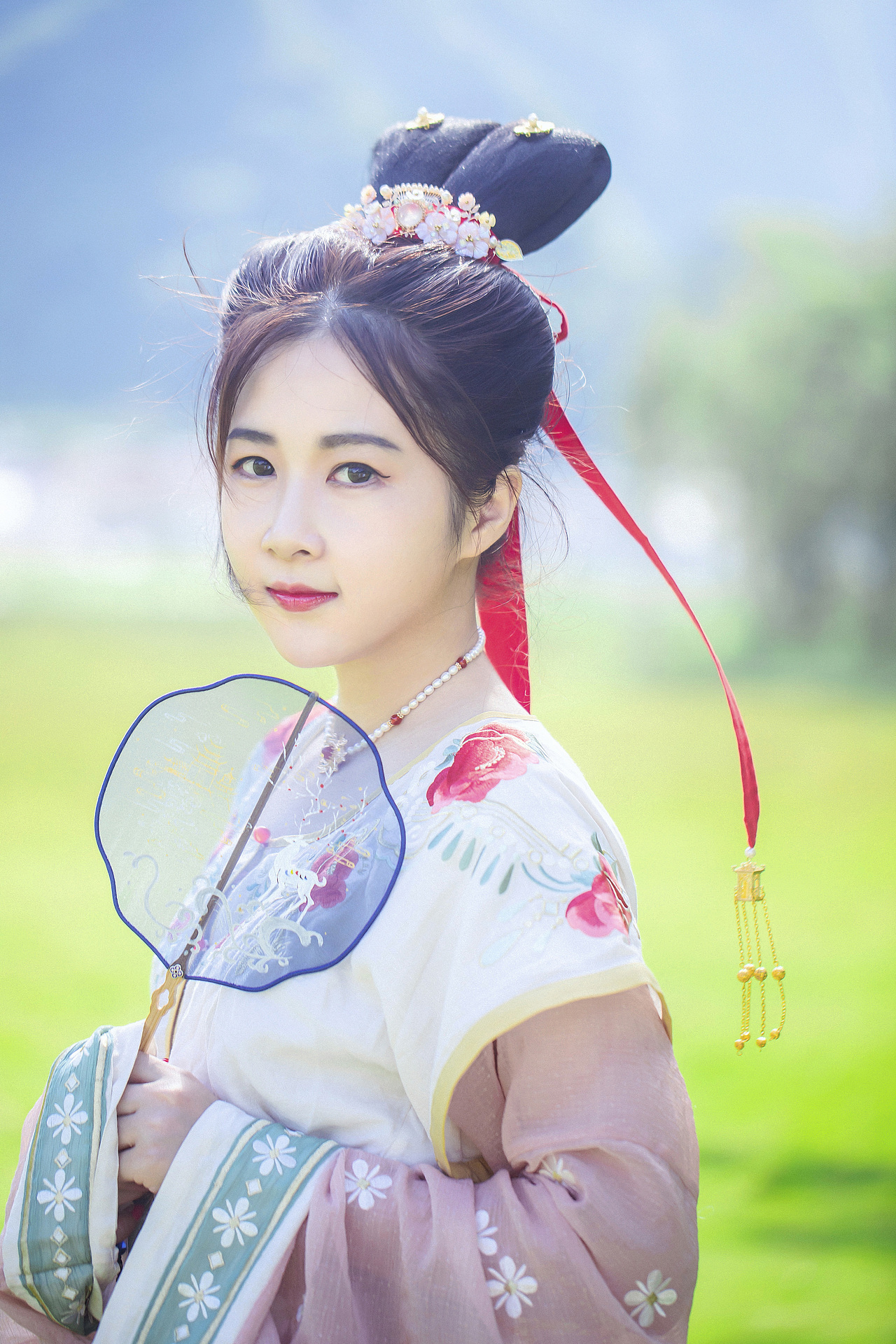 唐制坦领襦裙汉服女子写真