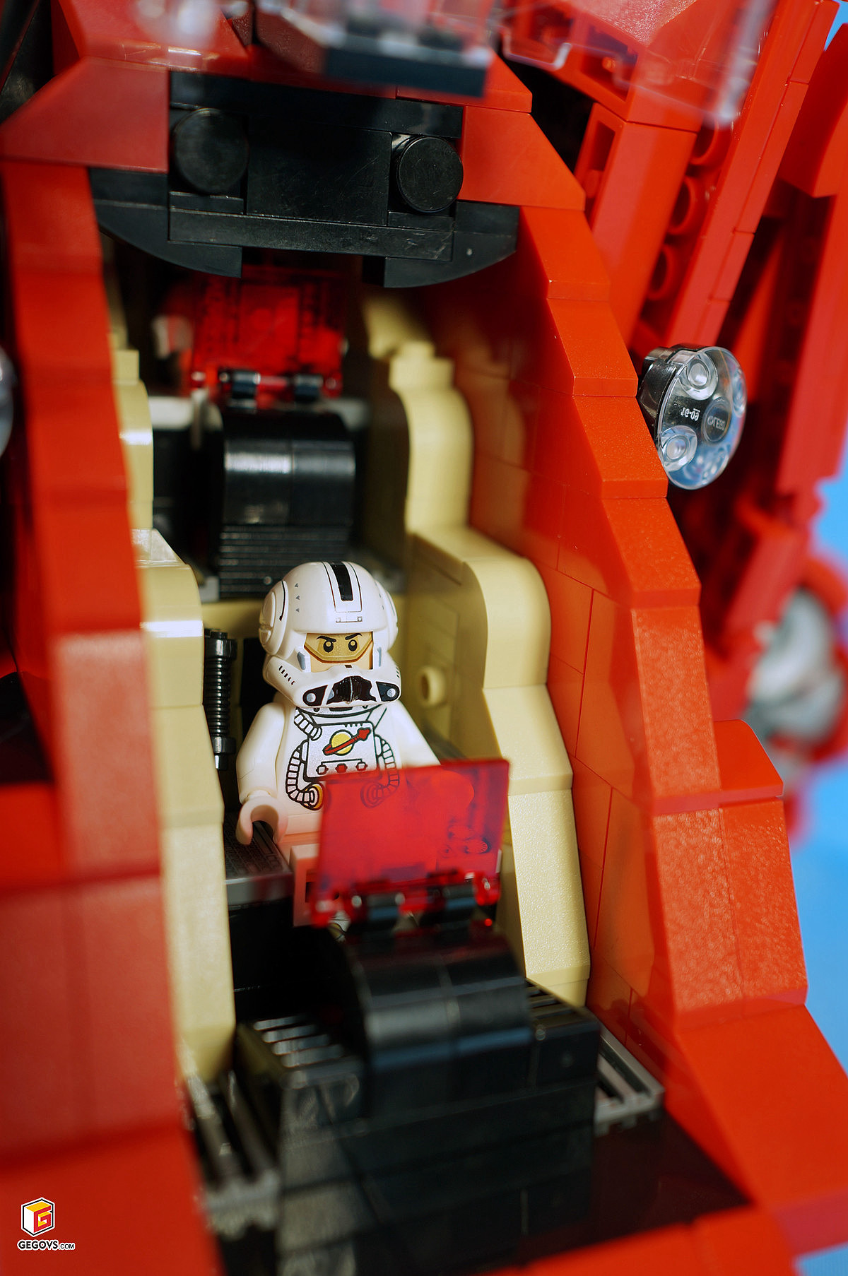 乐高版 任天堂红白机&复古彩色电视机、大哥大、太空船