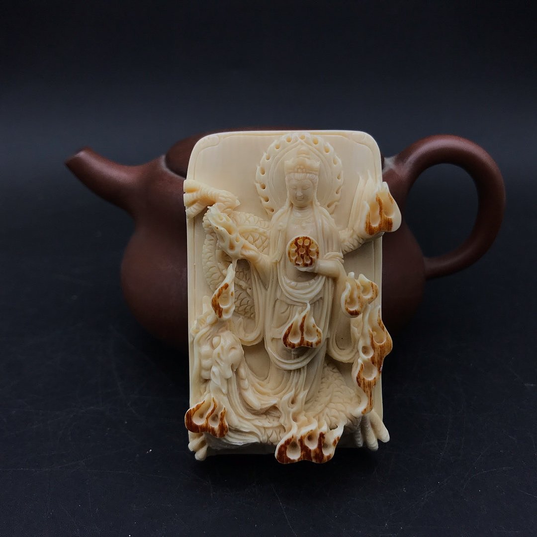 金亮大师猛犸牙皮雕御龙观音牌子